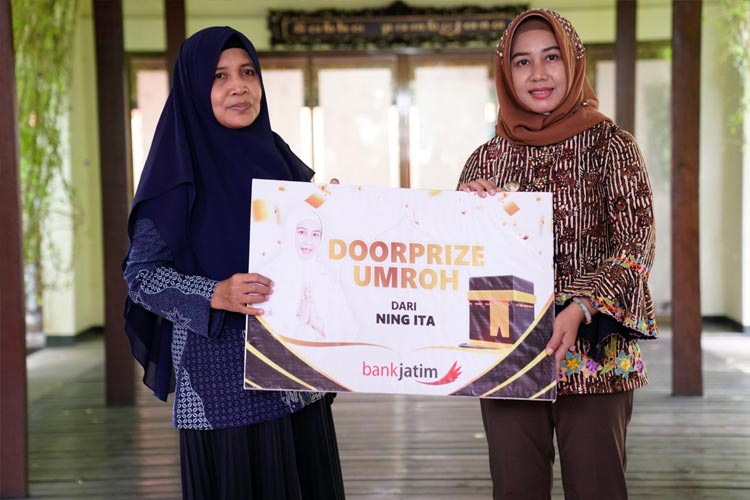 Wali Kota Mojokerto Serahkan Doorprize Hadiah Umrah