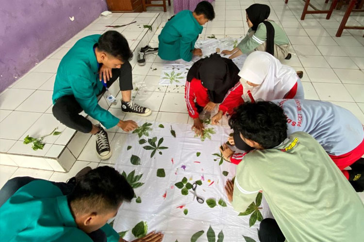 Kegiatan praktik ecoprint bersama siswa/siswi SDN Kemiri 1. (FOTO: AJP TIMES Indonesia)