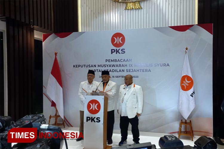 Presiden Ahmad Syaikhu menyampaikan Hasil Musyawarah IX Majelis syura PKS di DPTP PKS, Jum'at (15/9/2023) (FOTO: Farid Abdullah Lubis/ TIMES Indonesia)