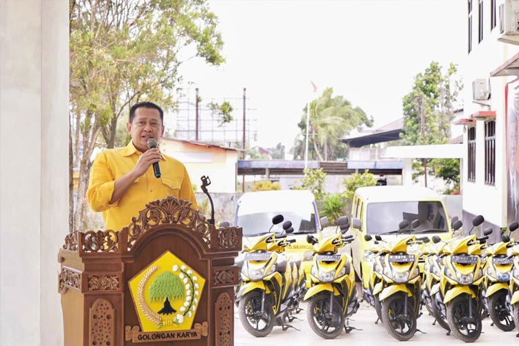 Ketua MPR RI Bambang Soesatyo memberikan bantuan kendaraan operasional kepada DPD Partai Golkar Kabupaten Purbalingga, Banjarnegara dan Kebumen. (Foto: dok MPR RI)