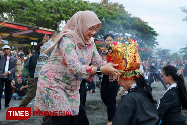 Bupati Banyuwangi, Ipuk Fiestiandani memakaikan Omprog, mahkota penari Gandrung kepada penari yang telah lulus dan siap menjadi profesional. (Foto: Laila Yasmin/TIMES Indonesia)