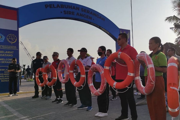 Dishub Kota Denpasar saat menyerahkan bantuan sarana keselamatan di pelabuhan Pengumpan Lokal Serangan. (Foto: Humas Pemkot Denpasar) 