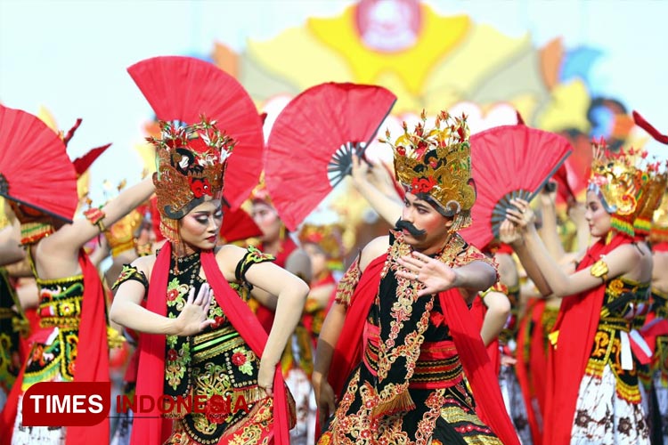 Penari Gandrung Sewu memukau pengunjung dalam Festival Gandrung Sewu 2023 di Pantai Boom Kabupaten Banyuwangi, Sabtu (16/9/2023). (FOTO: Humas Pemprov Jatim for TIMES Indonesia)