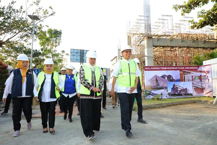 Gubernur Khofifah bersama Rektor Unair, Mohammad Nasih meninjau progres pembangunan proyek Plaza Airlangga di Unair Surabaya, Jumat (15/9/2023).(Dok.Humas Pemprov Jatim)