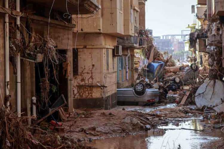 Pemandangan yang menyedihkan di Libya pasca banjir pada 15 September 2023 lalu. (FOTO: The Guardian)
