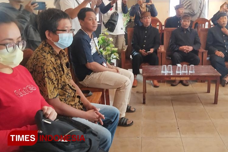 Rombongan preweding Bromo dalam pertemuan dengan pemangku adat Tenger. (Fo to: Sri Hartini/TIMES Indonesia)