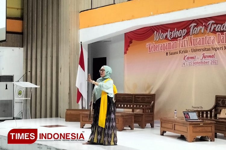 Pemaparan Materi oleh Rahma M. Dosen Universitas Negeri Makassar pada acara Workshop Tari Tradisional di Gedung Sasana Krida UM, Kamis (14/9/2023). (FOTO: Syafira Anastasya Salsabillah/ TIMES Indonesia).
