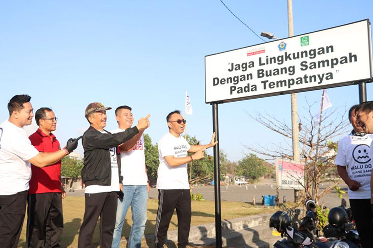 World Clean Up Day, Wali Kota Denpasar Turun Tangan Bersihkan Pantai Padang Galak