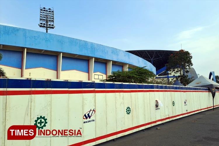 Pagar penutup renovasi Stadion Kanjuruhan telah dipasang Waskita Karya. (FOTO: Binar Gumilang/TIMES Indonesia)