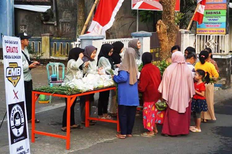 Kegiatan berbagi sayuran gratis kepada masyarakat Dusun Glongsor. (FOTO: AJP TIMES Indonesia)