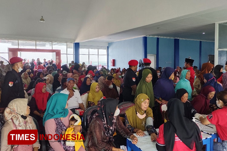 Ratusan warga Kecamatan Paciran dan Brondong, Lamongan rela antre mengikuti pengobatan gratis RS Apung Laksamana Malahayati di ASDP Paciran Lamongan, Sabtu (16/9/2023), Foto : Moch. Nuril Huda/ TIMES Indonesia)