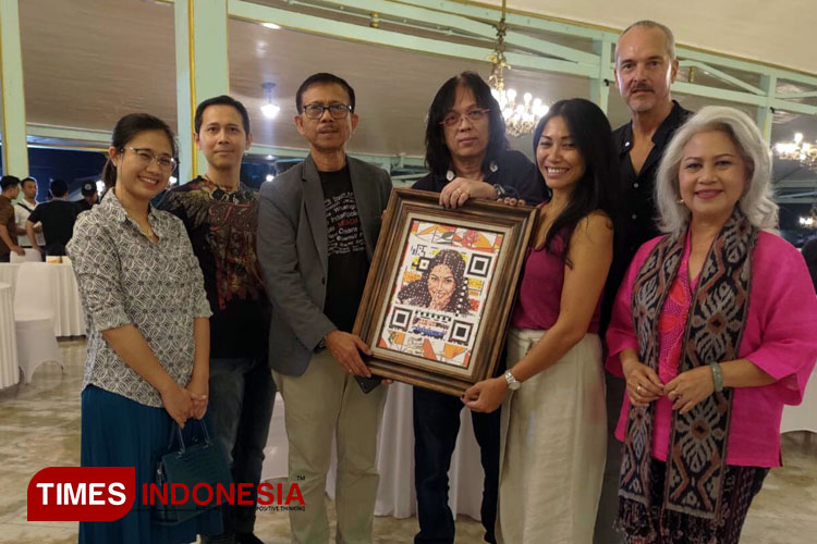 Anggun C Sasmi menerima lukisan QR Art dari Mr D dan Kawoong Innovation, Minggu (17/9/2023).(Foto : Lely Yuana/TIMES Indonesia)