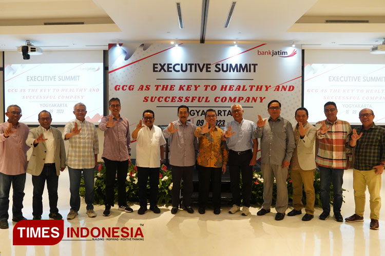 Komisaris Bank Jatim dan Direksi Bank Jatim saat menghadiri Executive Summit 2023 di Yogyakarta pada Sabtu (17/9/2023).(Foto: Dok.Humas Bank Jatim)
