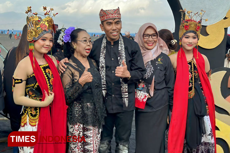 Direktur Pemasaran Pariwisata Nusantara Kemenparekraf RI, Dwi Marhen Yono, saat menyaksikan festival Gandrung Sewu Banyuwangi 2023. (Foto : Syamsul Arifin/TIMES Indonesia)
