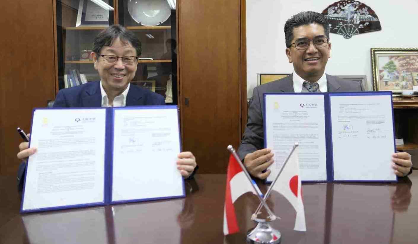 Prof. Dr. Heri Hermansyah, dekan FTUI dan Prof. Shigeo Wada dari Osaka University. (Foto: TI PHOTO NETWORK)