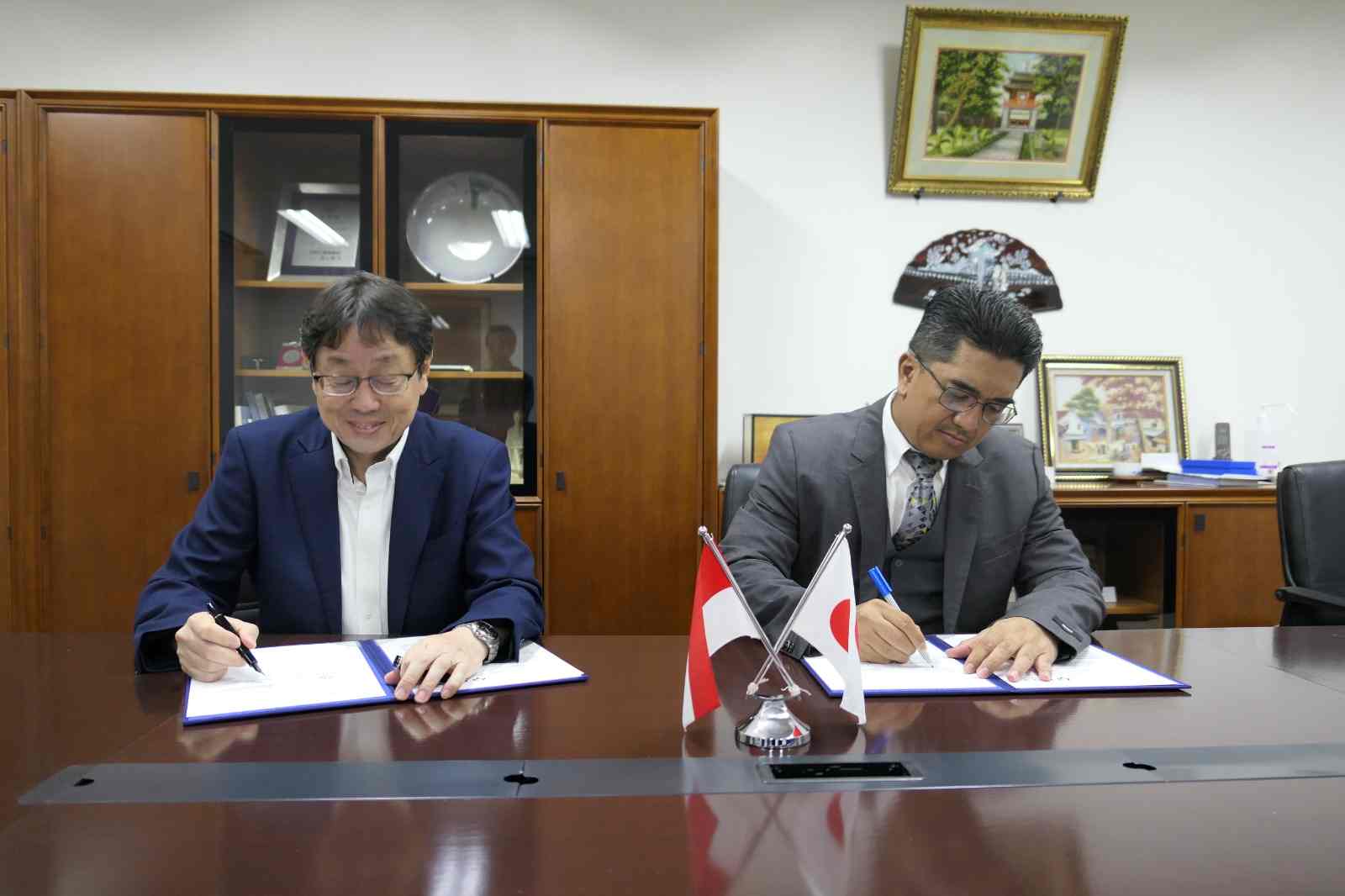 Prof. Dr. Heri Hermansyah from FTUI and Prof. Shigeo Wada from Osaka. (Photo: TI Photo Network) 