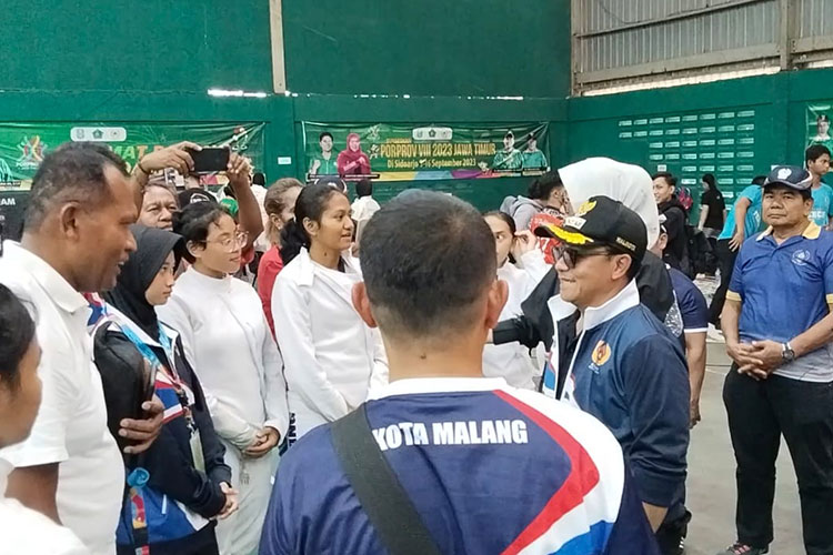 Wali Kota Malang, Sutiaji saat menyapa atlet yang bertanding di Sidoarjo. (Foto: Dok. KONI Kota Malang)