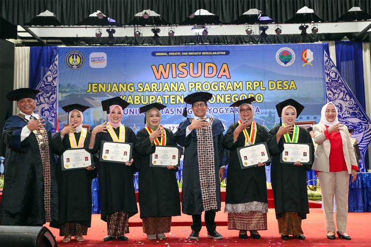 Mendes PDTT bersama perangkat desa yang lulus dan menjadi sarjana dalam program RPL Desa di UNY. (FOTO: dok. Kemendes PDTT)