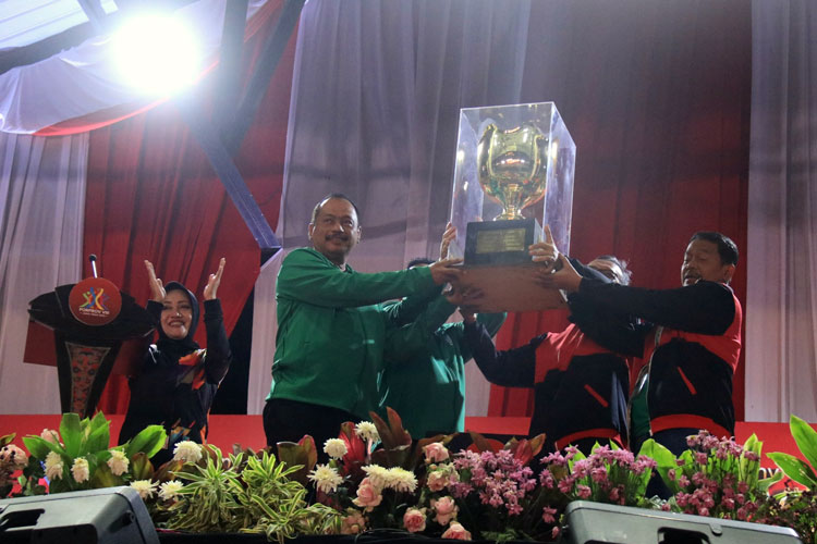 Pemberian piala juara umum kepada kontingen Kota Surabaya dalam Closing Ceremony Porprov Jatim 2023 di GOR Gajahmada, Kabupaten Mojokerto. (Foto: Dok. Kominfo)