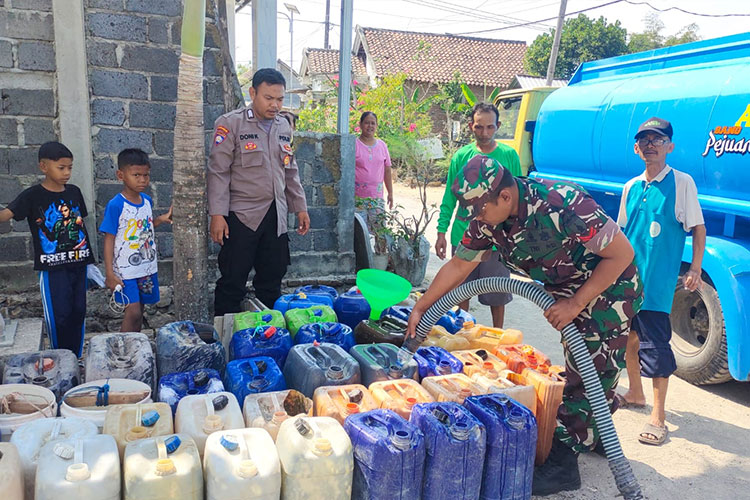 Babinsa Sambeng dan Bhabinkamtibmas Salurkan Air Bersih untuk Warga Terdampak Kekeringan. (Foto: Pendim Lamongan for TIMES Indonesia)