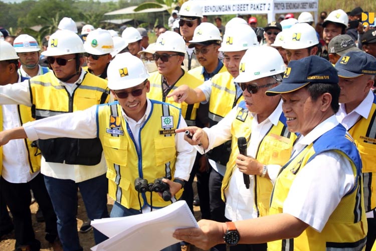 Menteri PUPR RI Basuki Hadimuljono bersama Anggota Komisi V DPR RI Mulyadi saat meninjau pembangunan Bendungan Cibeet di Kabupaten Bogor, Minggu (17/9/2023). (FOTO: Biro Komunikasi Publik Kementerian PUPR RI)