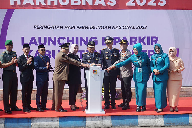 Direksi Bank Jatim bersama Pemkab Jember saat meluncurkan E-Parkir bertepatan dengan peringatan Hari Perhubungan Nasional 2023, Senin (18/9/2023). (FOTO: Dok. Humas Bank Jatim)