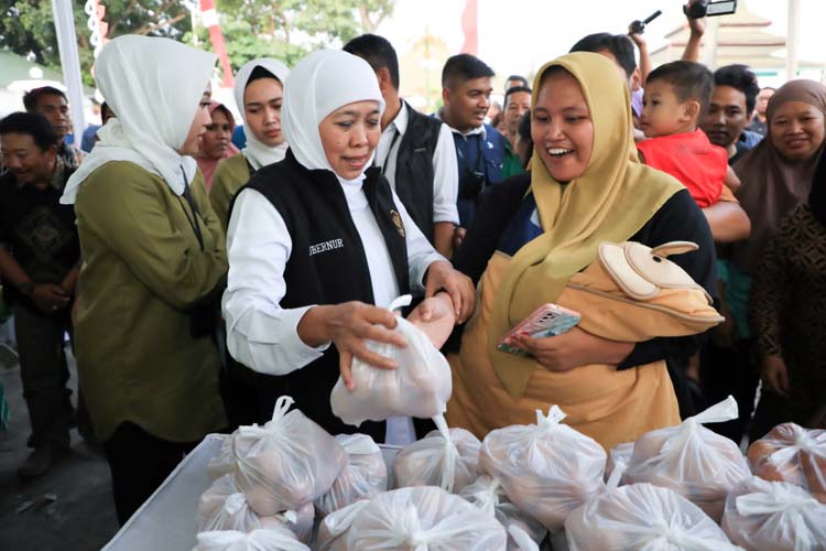 Operasi Pasar Murah di Jombang, Gubernur Khofifah Stabilkan Harga Beras