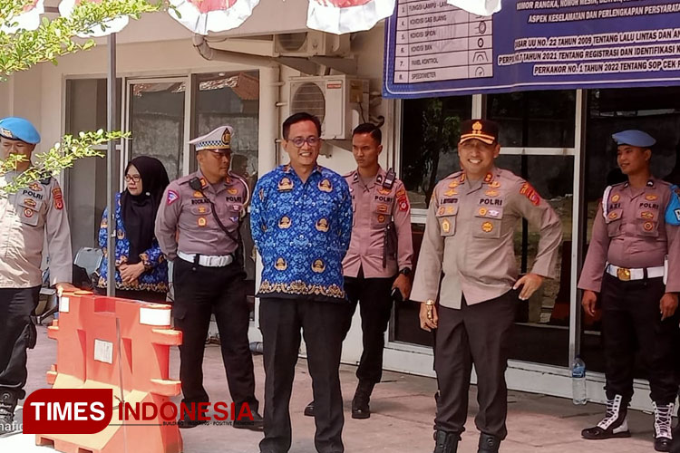 Kapolres Majalengka, AKBP Indra Novianto bersama rombongan melakukan peninjauan ke kantor Samsat Majalengka. (FOTO: Jaja Sumarja/TIMES Indonesia)