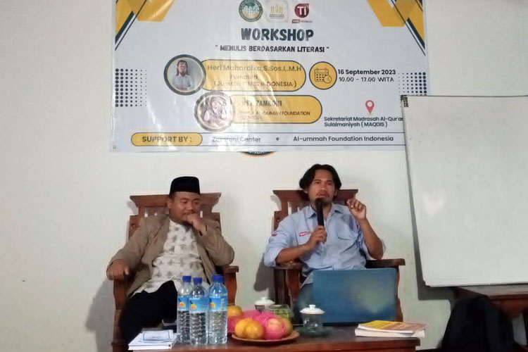 Jurnalis TIMES Indonesia Hery Mahardika memberikan pemahaman menulis perspektif jurnalis dalam pelatihan menulis berkerja sama dengan Yayasan Al-Ummah Foundation Indonesia. (Foto: Arby for TIMES Indonesia)