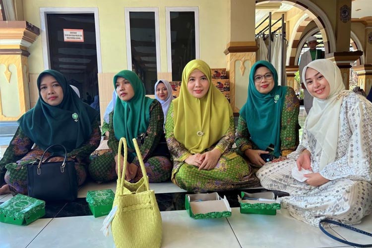 Aktivis Pro Demokrasi Megawati Lestari (Baju Kuning) berkomitmen mendorong peran Santriwati Alumni Ponpes di Lombok Tengah. (FOTO: Dok.Pribadi Megawati Lestari)