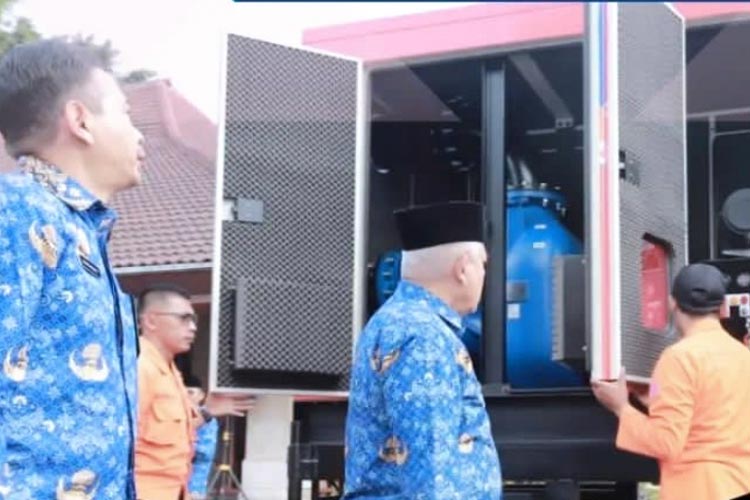 Bupati Malang Sanusi Ketika meninjau Mobile Pump bantuan dari BNPB. (FOTO: Prokopim Kabupaten Malang)