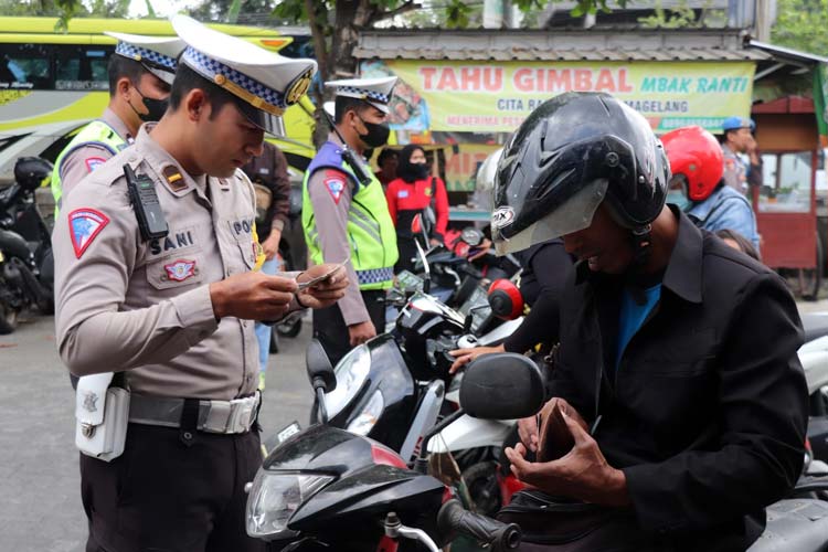 Petugas kepolisian melakukan pemeriksaan kelengkapan kendaraan dalam operasi zebra Progro 2023. (Foto: Humas Polres Bantul)