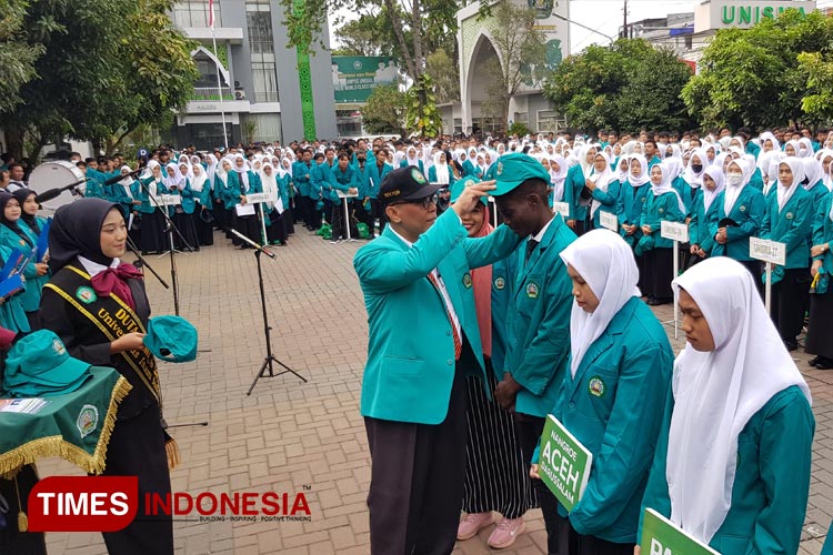 Penyematan topi kepada mahasiswa baru sebagai tanda pembukaan Oshika Maba Unisma 2023, Senin (18/9/2023). (FOTO: Achmad Fikyansyah/TIMES Indonesia) 