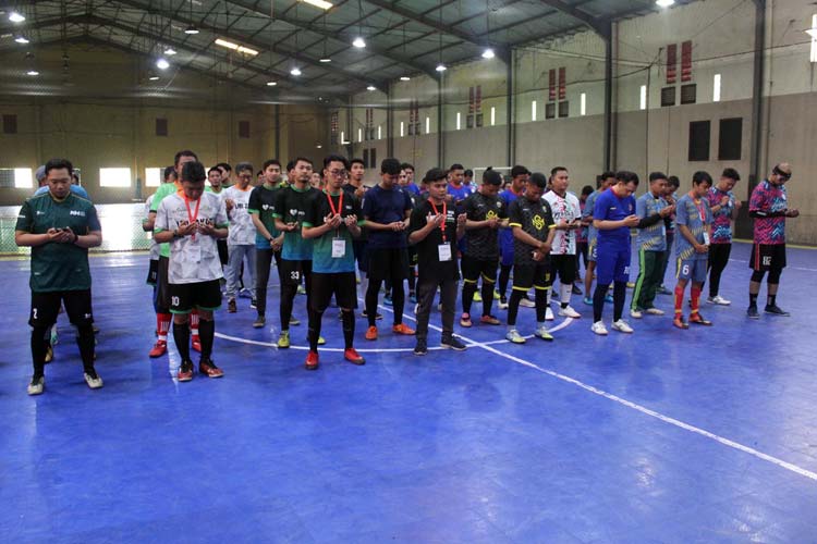Para Tim Lembaga Amil Zakat saat berlaga dalam pertandingan futsal yang diselenggarakan oleh FOZ Jatim di Lapangan Kebraon Sport Center (KSC) Surabaya, Senin (18/9/2023). (Foto : Dok.FOZ Jatim)