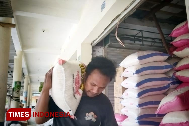 Pedagang di Pasar Minulyo, Pacitan keluhkan tingginya harga beras selama kemarau panjang. (FOTO: Yusuf Arifai/TIMES Indonesia) 