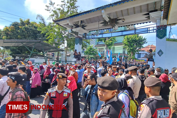 Suasana para pedagang Teras Malioboro 2 ketika aksi unjuk rasa di Balaikota Yogyakarta. (FOTO: Olivia Rianjani/TIMES Indonesia)