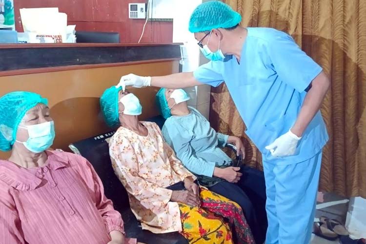 Tim Dokter Yankes Bergerak melayani pasien di Pulau Raas, Kabupaten Sumenep, Madura.(Foto : Dok.Humas Pemprov Jatim)