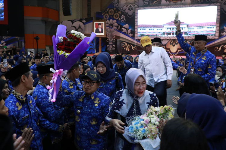 Wali kota Sutiaji dan Wawali Sofyan Edi Jarwoko berpamitan dengan ribuan ASN di Gedung Graha Cakrawala UM. (Foto: Pemkot Malang for TIMES Indonesia)