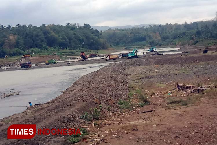 Warga di tiga desa mulai resah dengan penambangan yang melibatkan alat alat berat ke Sungai Klawing, Purbalingga. (FOTO : Eddy For TIMES Indonesia)