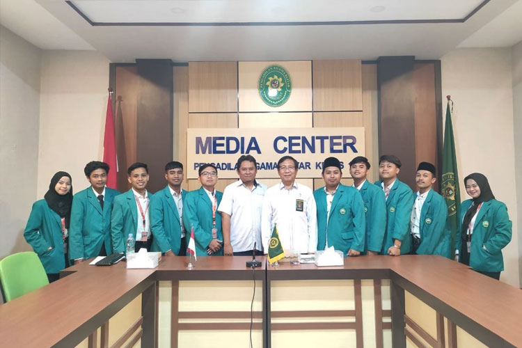 Mahasiswa PPLHI Unisma Malang melaksanakan sosialisasi tentang E-Court (Elektronik) di Pengadilan Agama Kota Blitar Kelas 1A. (FOTO: AJP TIMES Indonesia)