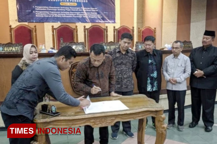 Ketua DPRD Ponorogo Sunarto dan Bupati Sugiri Sancoko saat menandatangani pengesahan PAK 2023. (Foto: Marhaban/TIMES Indonesia)