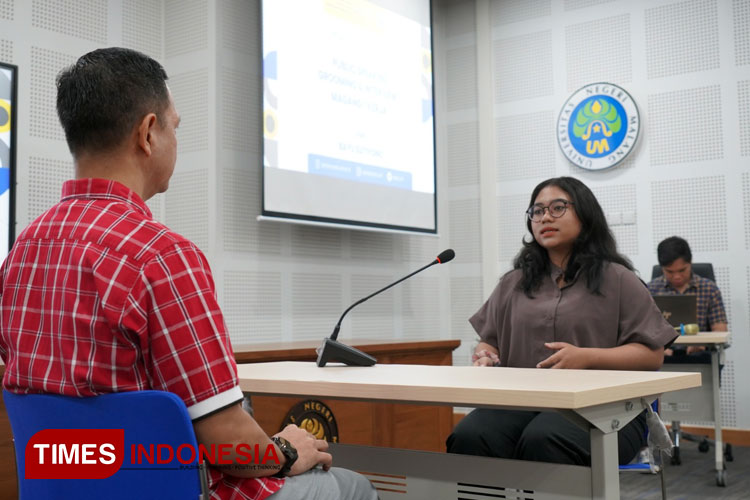 Mahasiswa mempraktikkan wawancara kerja dipandu oleh Bayu Sutiyono secara langsung. Kamis(15/9/2023) (Foto: Dokum Kuliah Praktisi for TIMES Indonesia)