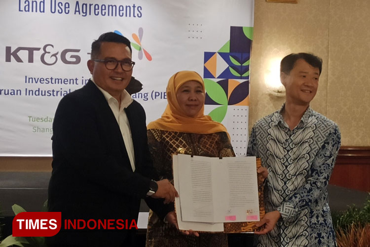 (kiri-kanan) Direktur Utama PT SIER Didik Prasetyono, Gubernur Khofifah dan Direktur PT TSPM Jaehong Jang menunjukkan surat penggunaan tanah industri PT PIER, Selasa (19/9/2023). (Foto: Lely Yuana/TIMES Indonesia)