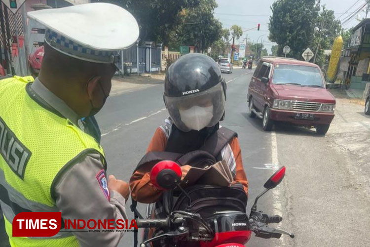 Petugas Satlantas Polres Blitar saat pelaksanaan Operasi Zebra Semeru 2023 (Foto: Nur Al Ana/TIMES Indonesia)