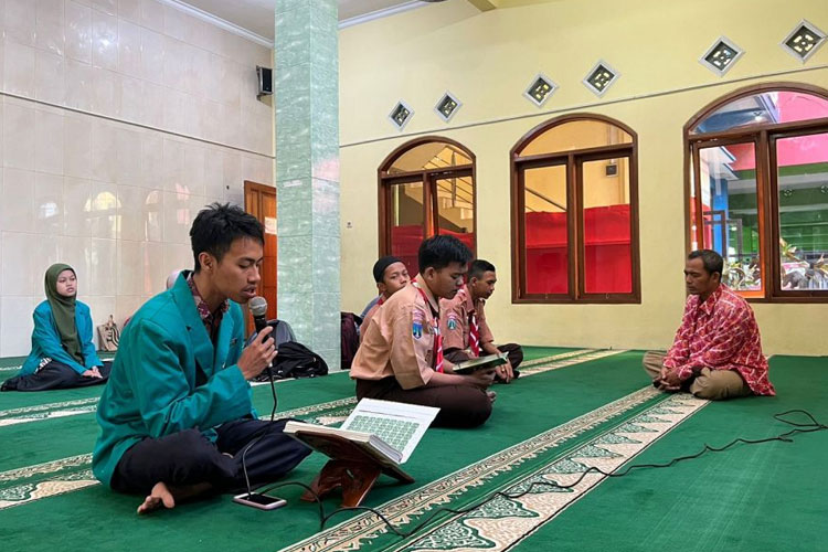 Kegiatan Yasinan dan Asmaul Husna di SMKN 3 Malang. (FOTO: AJP TIMES Indonesia)