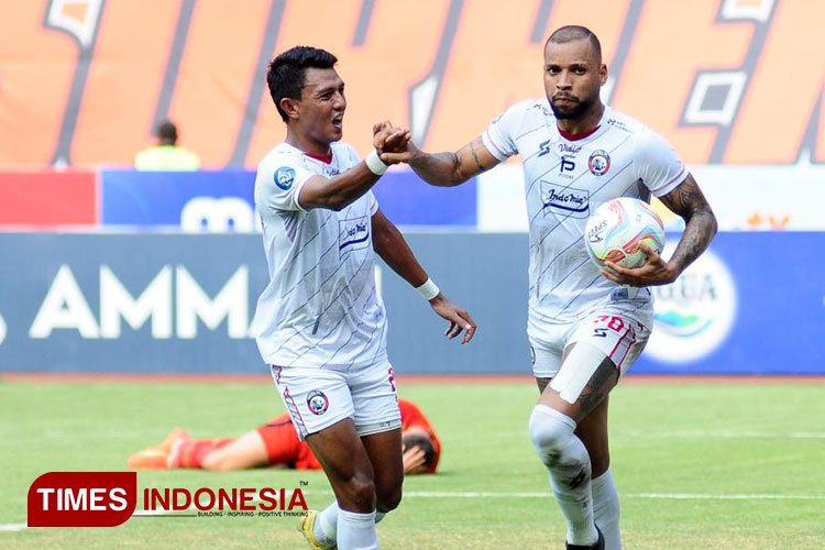 Striker Arema FC, Gustavo Almeida saat selebrasi bersama Dedik Setiawan usai mencetak gol. (Foto: Dok. Arema FC/TIMES Indonesia)