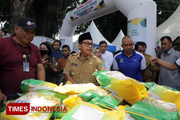 Wali Kota Malang, Sutiaji saat memantau kegiatan pangan murah. (Foto: Humas Pemkot Malang/TIMES Indonesia)