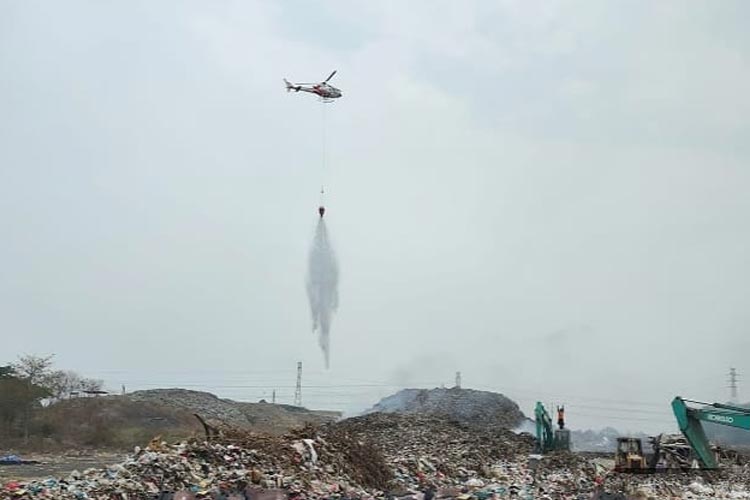 Gubernur Khofifah Terjunkan Water Bombing Tangani Kebakaran TPA Randegan