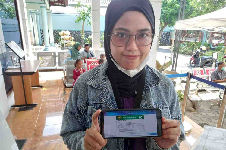 Anis Murni Asih, peserta JKN asal Lumajang yang mengaku terbantu dengan adanya aplikasi Mobile JKN. (Foto: BPJS Kesehatan for TIMES Indonesia) 