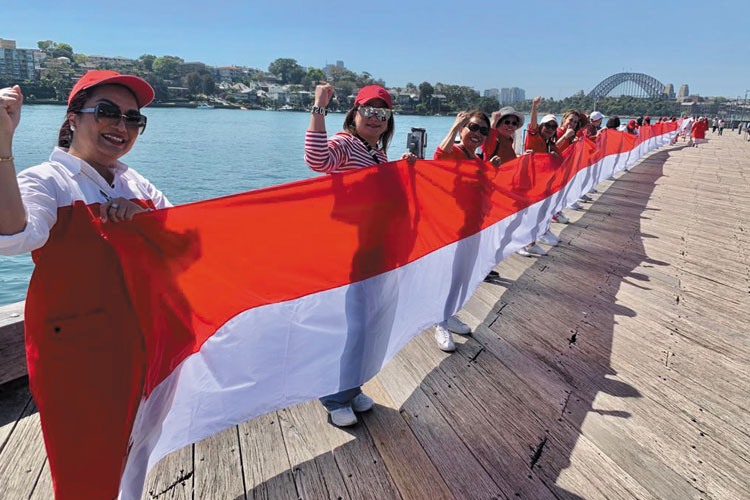 Bendera Merah Putih sepanjang 100 meter dibentangkan diaspora Indonesia di Sydney, Australia akhir pekan lalu. (Foto: Nanang Nasution for TIMES Indonesia)